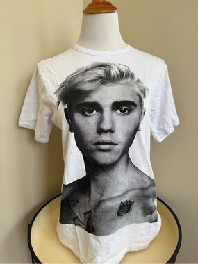 Justin Beiber Graphic Crewneck T-Shirt byThe Free Banana- size M